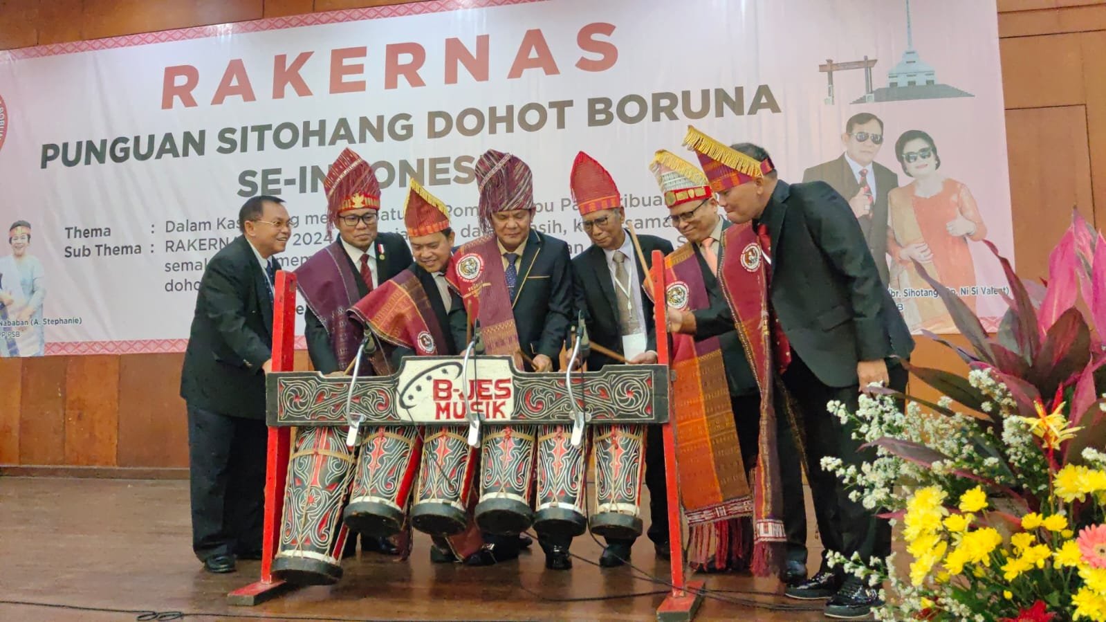 Ditandai Pemukulan Taganing, Rakernas I Punguan Sitohang Dohot Boruna 2024 Resmi Dibuka - TeropongRakyat.co