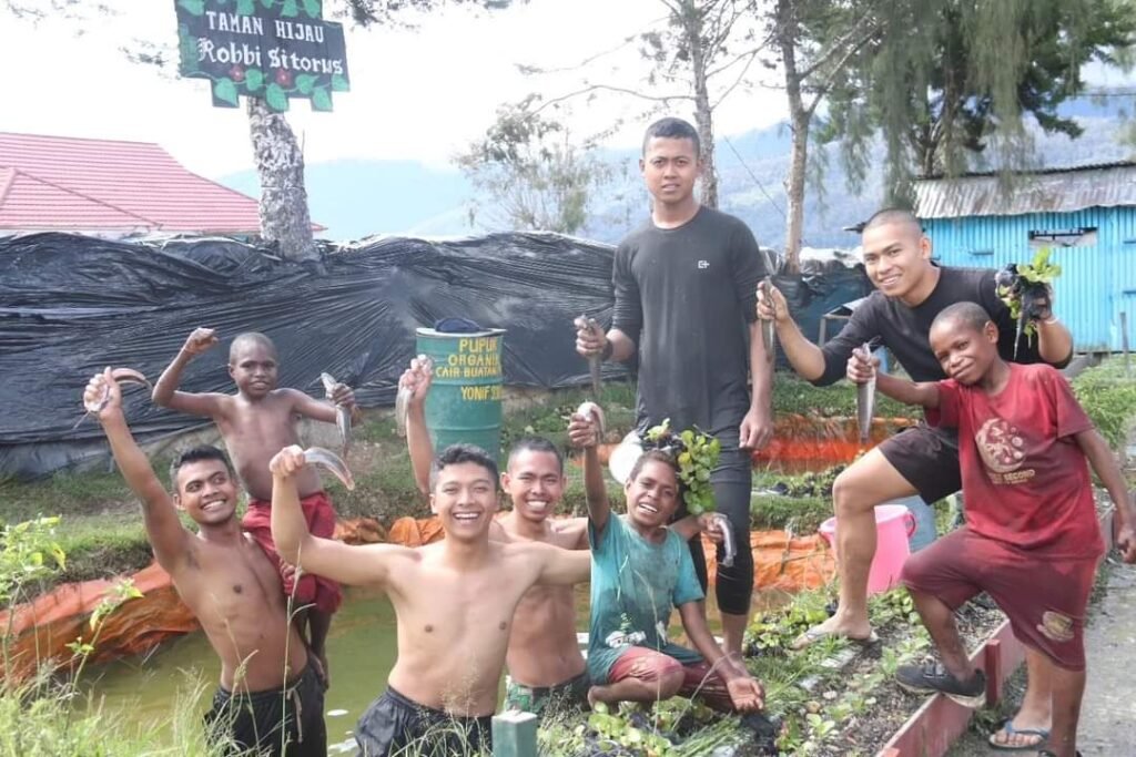 Portal Berita Indonesia dan Dunia Terkini Hari Ini, Update Harian Terbaru, Terlengkap, Tajam, Aktual dan Berimbang. Satgas Yonif 330 Kostrad Berbagi Kebahagiaan di Hari Pertama Puasa - Teropong Rakyat