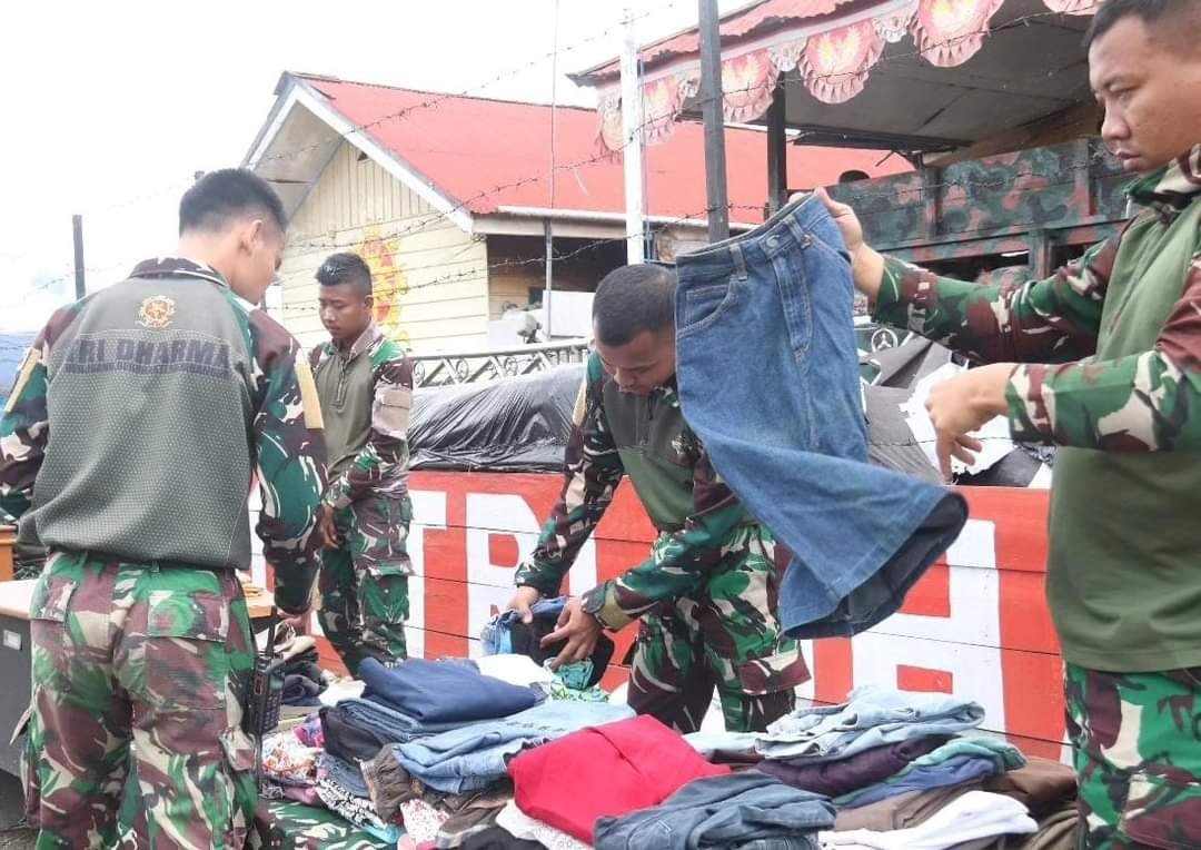 Satgas Yonif 330 Tri Dharma Kostrad Dalam Rangka Ngabuburit Bagikan Baju Layak Pakai Untuk Warga Intan Jaya - TeropongRakyat.co