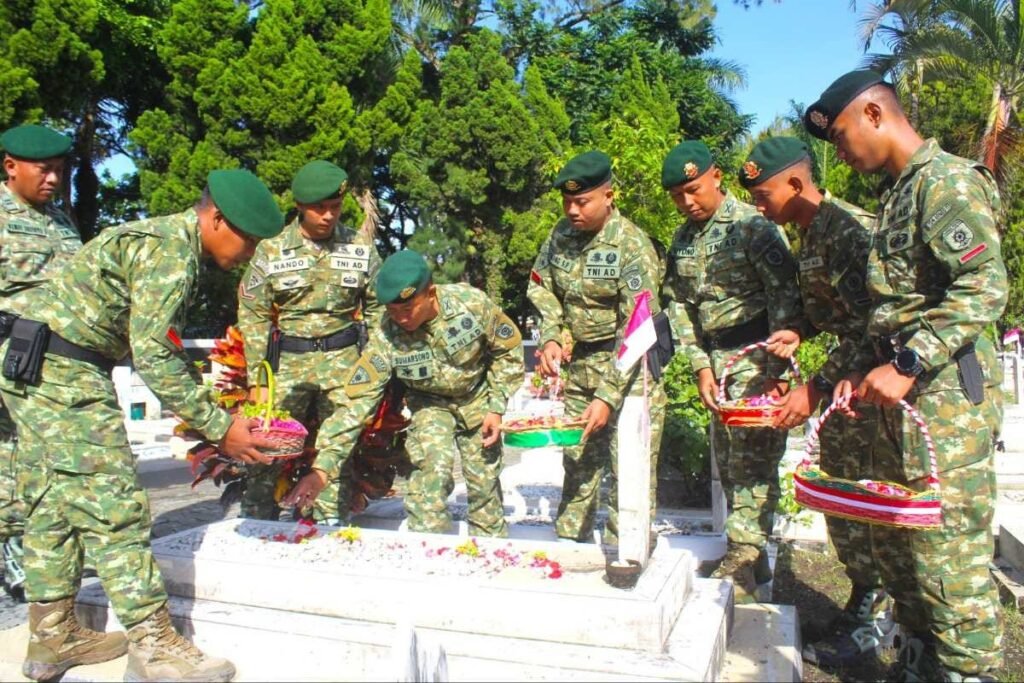 Portal Berita Indonesia dan Dunia Terkini Hari Ini, Update Harian Terbaru, Terlengkap, Tajam, Aktual dan Berimbang. Menarmed 2 Putra Yudha Ziarah di TMP Untung Suropati Bersama Pangdivif 2 Kostrad - Teropong Rakyat
