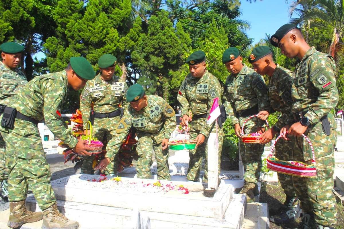 Menarmed 2 Putra Yudha Ziarah di TMP Untung Suropati Bersama Pangdivif 2 Kostrad - TeropongRakyat.co