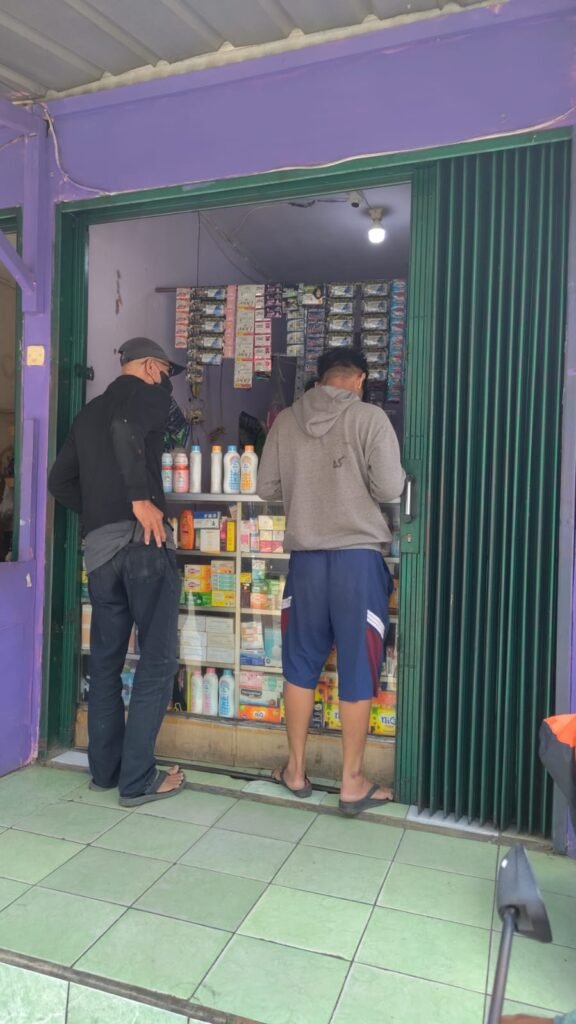 Penjual Obat Keras Terbatas Ngaku Setor Uang Kepolisi. Wartawan Minta Polsek Ciracas Klarifikasi. - Teropong Rakyat