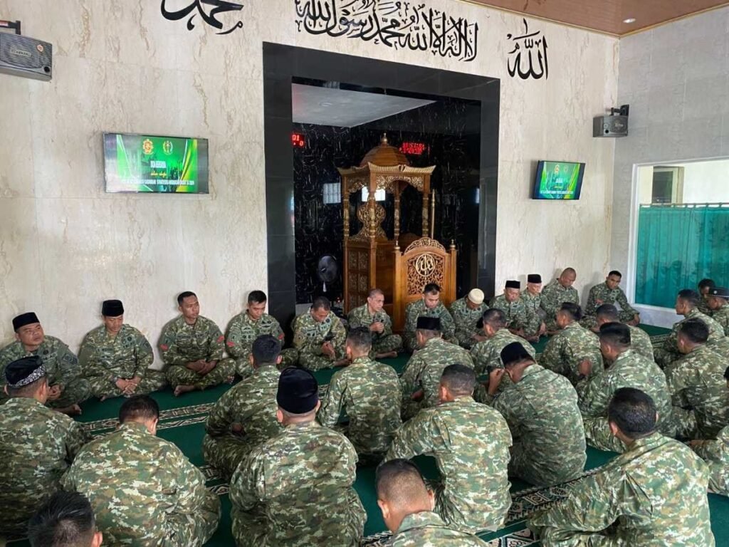 Portal Berita Indonesia dan Dunia Terkini Hari Ini, Update Harian Terbaru, Terlengkap, Tajam, Aktual dan Berimbang. Bentuk Rasa Syukur Putra Yudha Panjatkan Doa Bersama Peringati HUT ke-63 Kostrad - Teropong Rakyat
