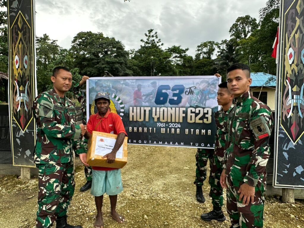 Wujud Kepedulian Tali Asih, Satgas Yonif 623 Bagikan Sembako Kepada Warga - Teropong Rakyat