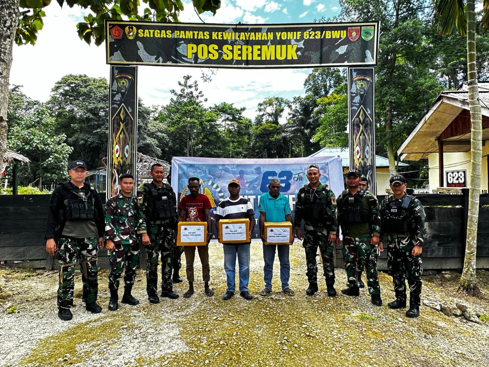 Wujud Kepedulian Tali Asih, Satgas Yonif 623 Bagikan Sembako Kepada Warga - TeropongRakyat.co