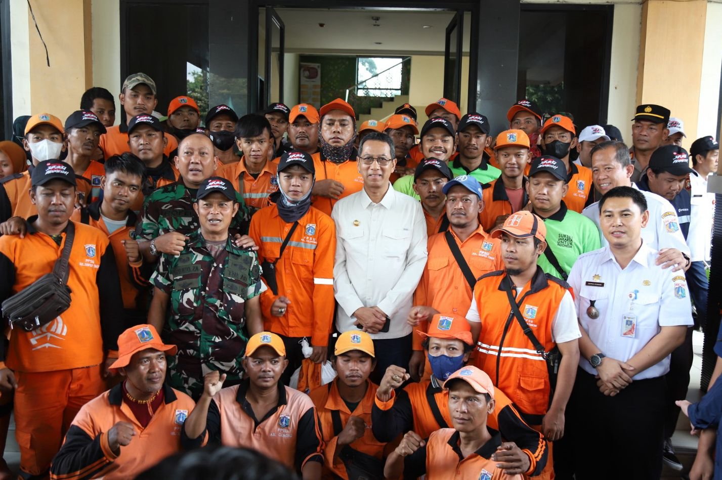 Masyarakat Nelayan Cilincing Serbu Paket Sembako Murah - TeropongRakyat.co