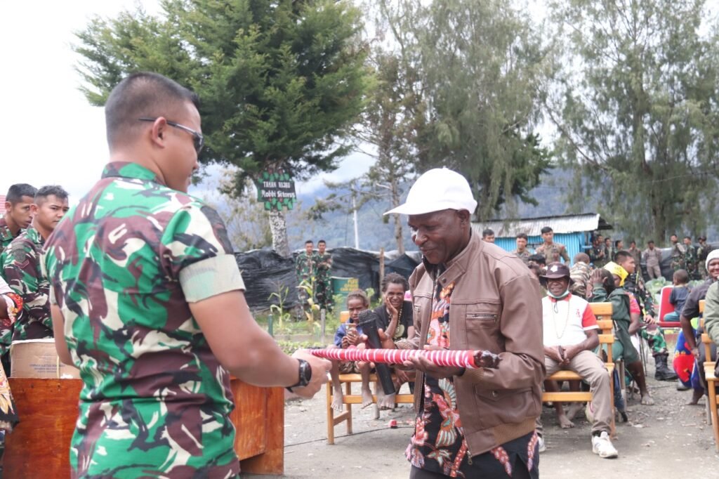 Tongkat Komando "TOPE SONOWI KOA", Bentuk Penghormatan Masyarakat Intan Jaya Untuk Dansatgas 330 Tri Dharma - Teropong Rakyat