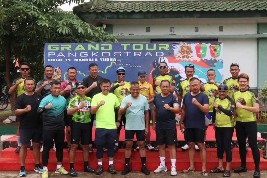 Tempuh Jarak Ratusan KM, Pangkostrad beserta rombongan finish Gowes di Brigif 14 Kostrad - TeropongRakyat.co