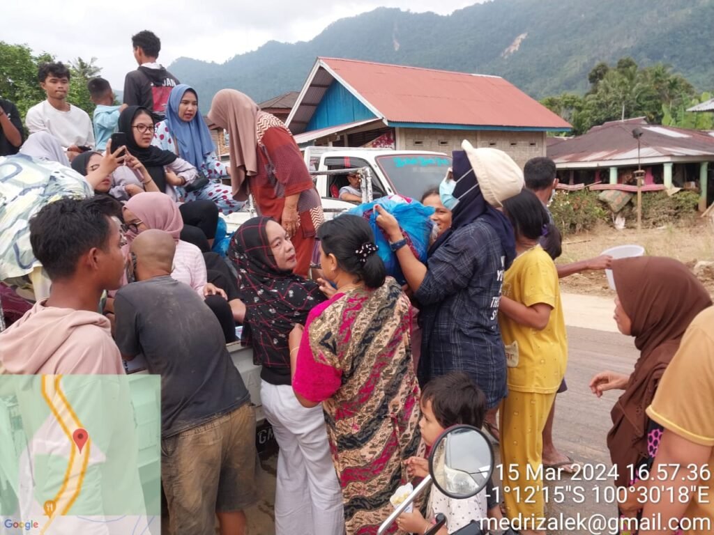 KOMPASS PEDULI BERI BANTUAN WARGA TERKENA MUSIBAH BANJIR BANDANG DI PESSEL - Teropong Rakyat