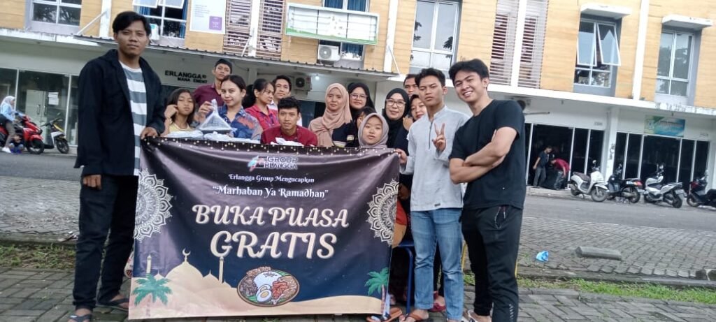 Erlangga Managemen Berbagi Takjil Jelang Berbuka Puasa di Tangerang - Teropong Rakyat