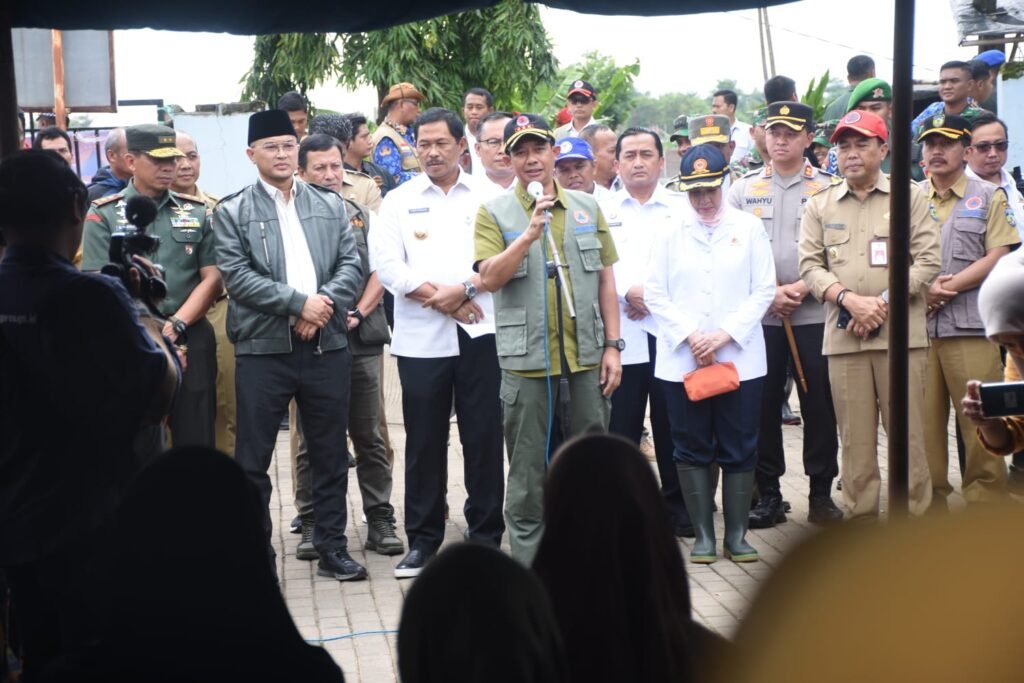 Portal Berita Indonesia dan Dunia Terkini Hari Ini, Update Harian Terbaru, Terlengkap, Tajam, Aktual dan Berimbang. Kodam IV/Diponegoro, BNPB dan Forkopimda Kompak Bantu Korban Banjir Jepara - Teropong Rakyat
