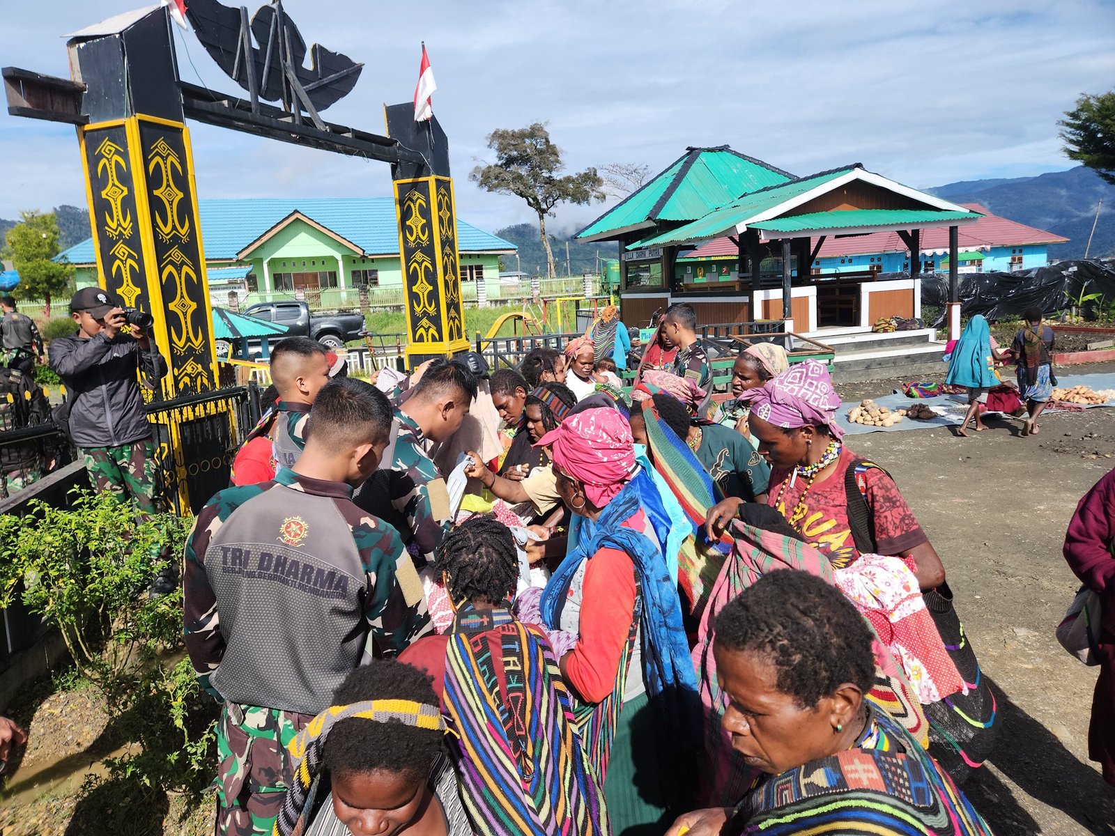 Satgas 330 Berbagi Di Bulan Penuh Berkah, Buat Warga Intan Jaya Tersenyum Bahagia - Teropongrakyat.co