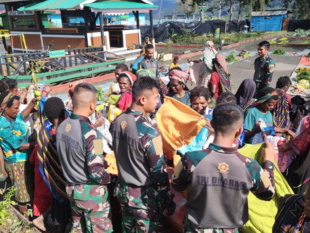Portal Berita Indonesia dan Dunia Terkini Hari Ini, Update Harian Terbaru, Terlengkap, Tajam, Aktual dan Berimbang. Satgas 330 Berbagi Di Bulan Penuh Berkah, Buat Warga Intan Jaya Tersenyum Bahagia - Teropong Rakyat
