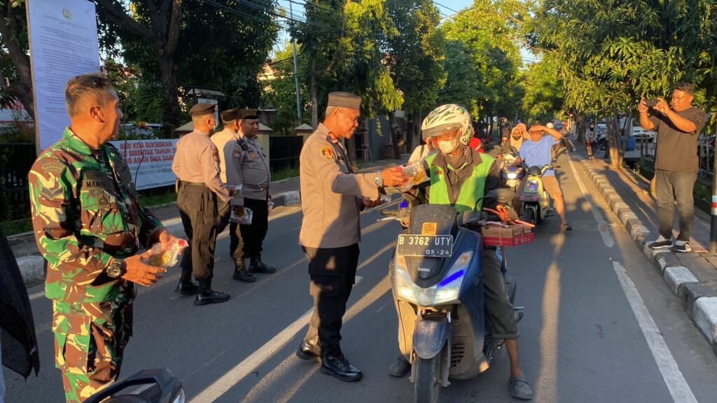 Portal Berita Indonesia dan Dunia Terkini Hari Ini, Update Harian Terbaru, Terlengkap, Tajam, Aktual dan Berimbang. Pembagian Takjil oleh Polsek Koja untuk Masyarakat Berbuka Puasa - Teropong Rakyat