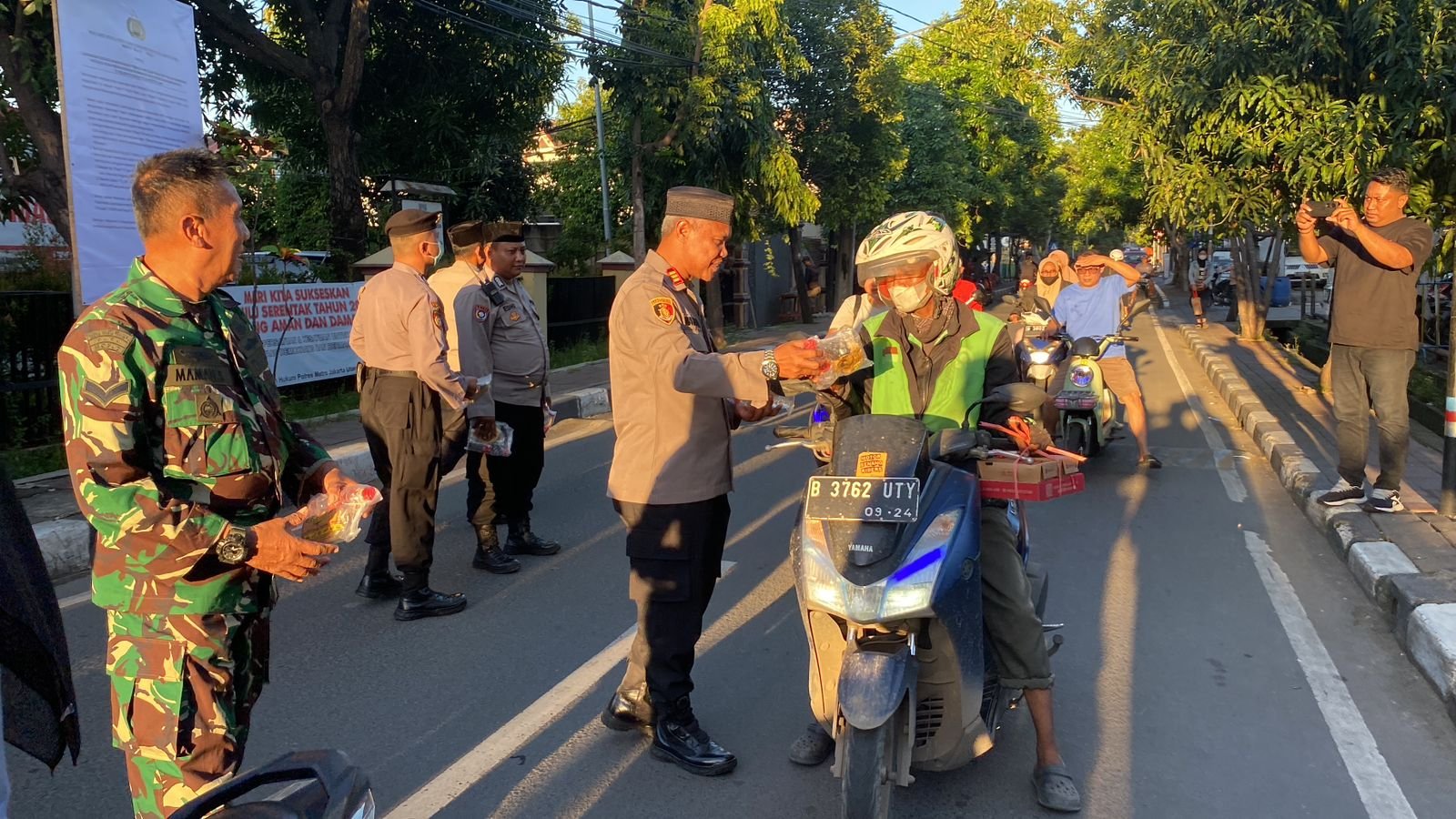 Pembagian Takjil oleh Polsek Koja untuk Masyarakat Berbuka Puasa - TeropongRakyat.co