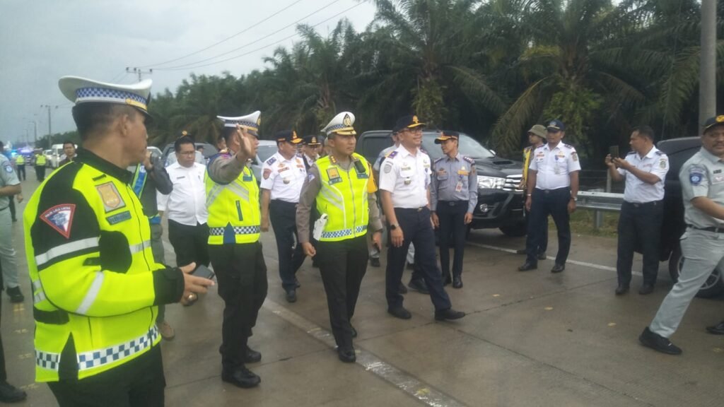Portal Berita Indonesia dan Dunia Terkini Hari Ini, Update Harian Terbaru, Terlengkap, Tajam, Aktual dan Berimbang. Polda Sumut Pastikan Fungsional Tol Kisaran dan Sinaksak Antisipasi Kemacetan Mudik Lebaran - Teropong Rakyat
