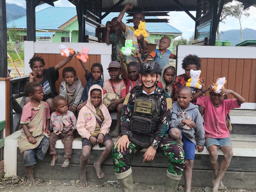 Tanda Cinta Untuk Anak-anak Intan Jaya, Satgas 330 Tri Dharma bagikan Baju dan Boneka - Teropong Rakyat
