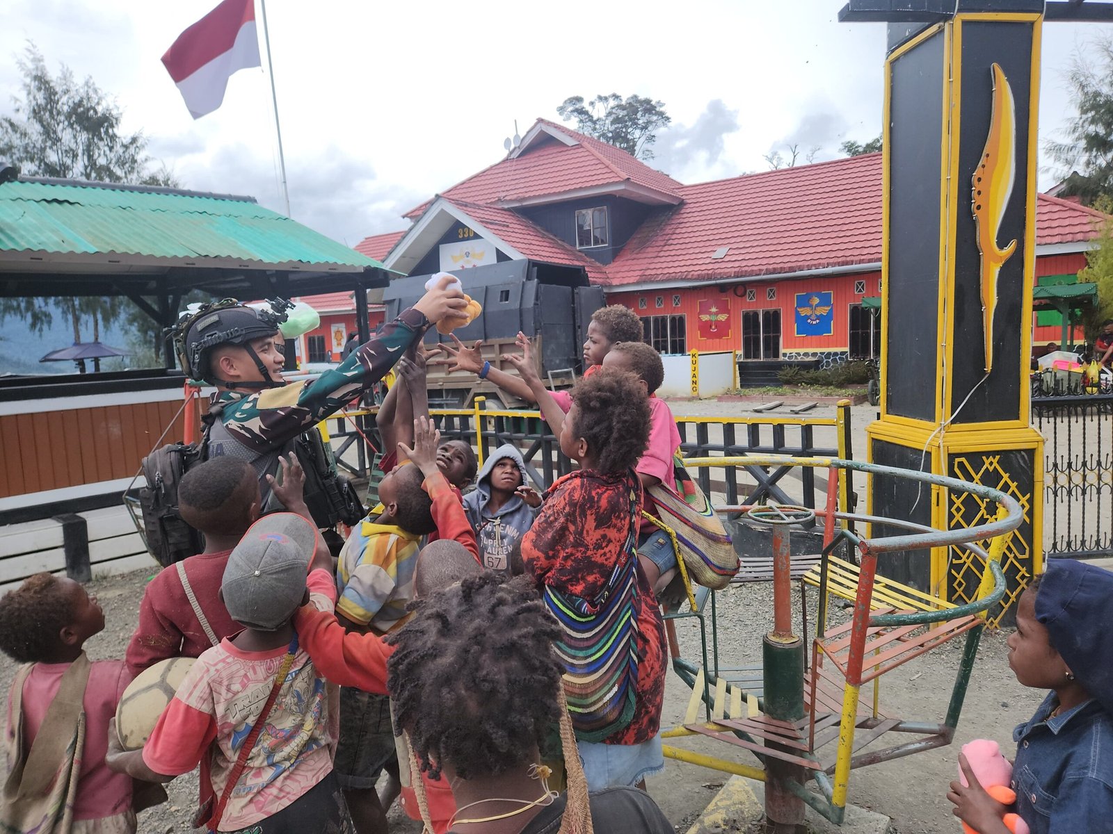 Tanda Cinta Untuk Anak-anak Intan Jaya, Satgas 330 Tri Dharma bagikan Baju dan Boneka - Teropongrakyat.co