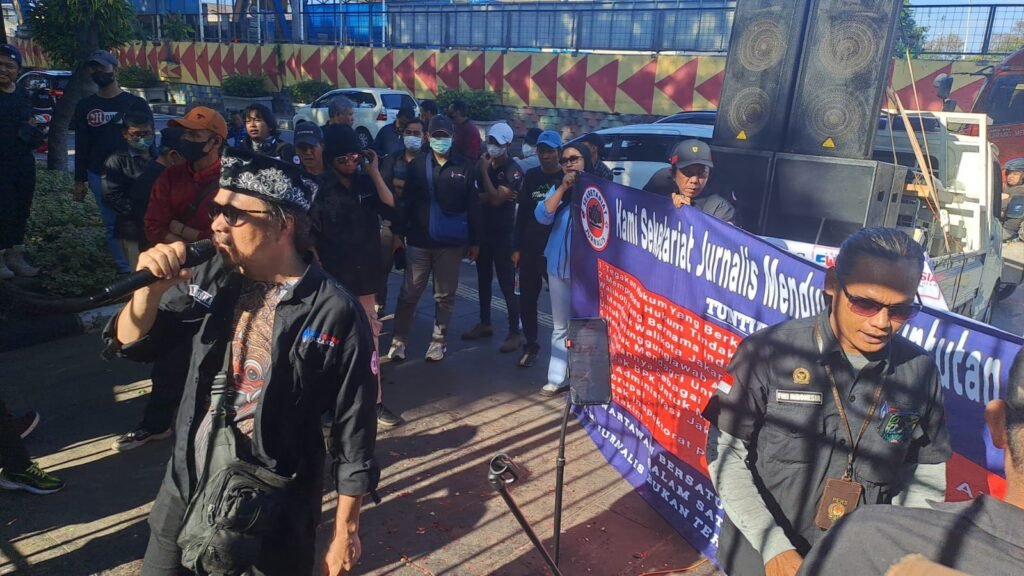 Demo Solidaritas Jurnalis, FWJ Indonesia Desak Ali Maulana Hakim Dicopot - Teropong Rakyat