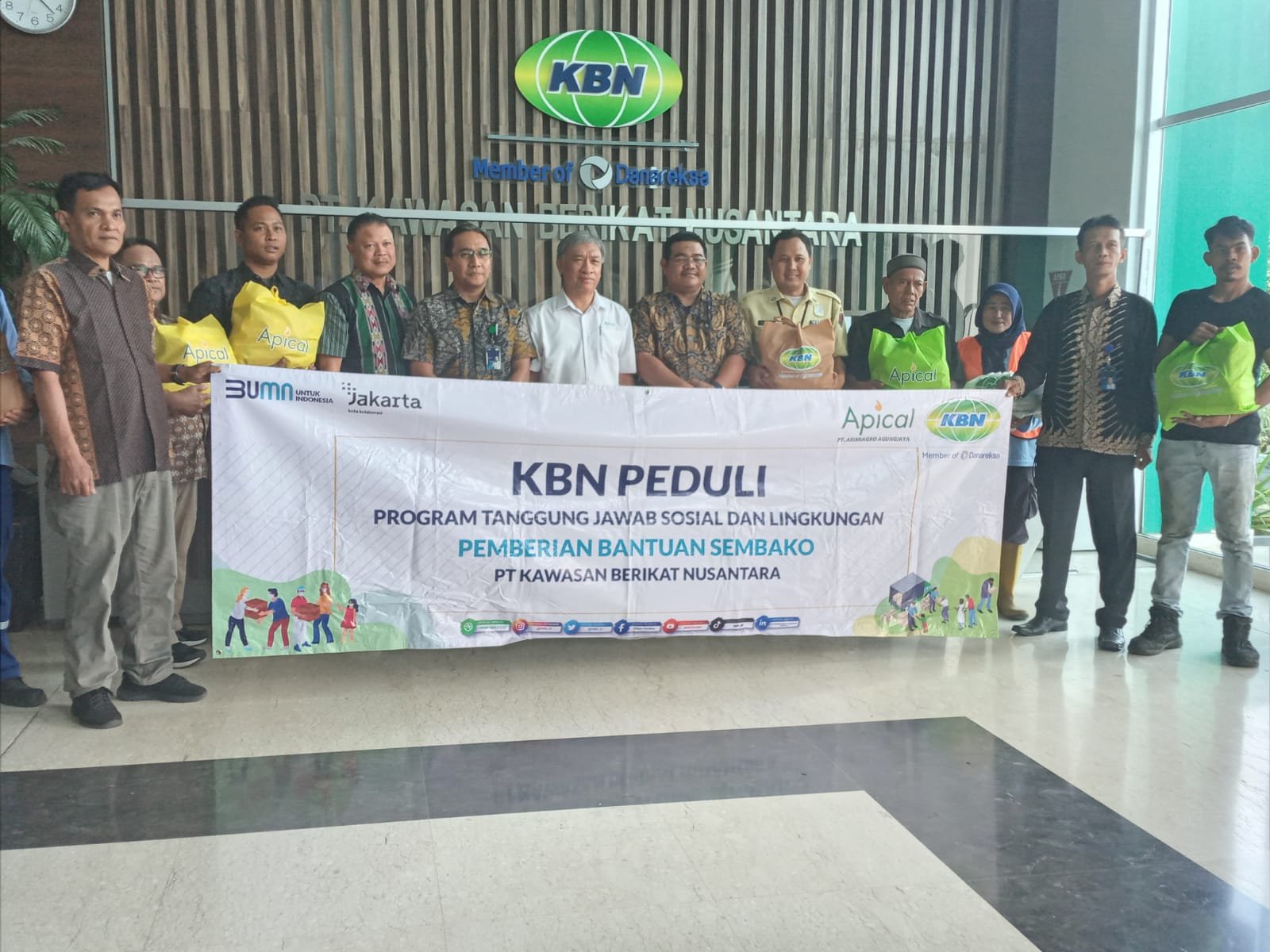 Apical Turut Berpartisipasi Dalam Kegiatan PT Kawasan Berikat Nusantara Pembagian Bantuan 1.500 Paket Sembako Bulan Ramadhan 1445 H/2024 M - TeropongRakyat.co