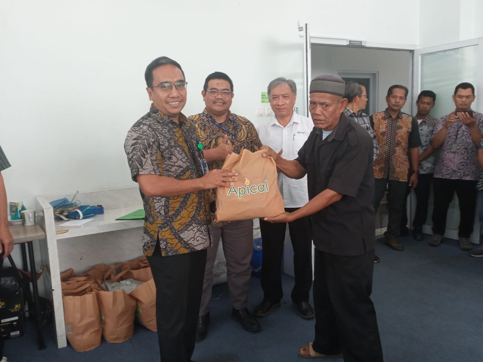 Apical Turut Berpartisipasi Dalam Kegiatan PT Kawasan Berikat Nusantara Pembagian Bantuan 1.500 Paket Sembako Bulan Ramadhan 1445 H/2024 M - TeropongRakyat.co