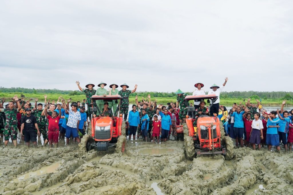 Portal Berita Indonesia dan Dunia Terkini Hari Ini, Update Harian Terbaru, Terlengkap, Tajam, Aktual dan Berimbang. Program Cetak Sawah dan Manunggal Air TNI AD Jadi Berkah Untuk Warga Papua - Teropong Rakyat
