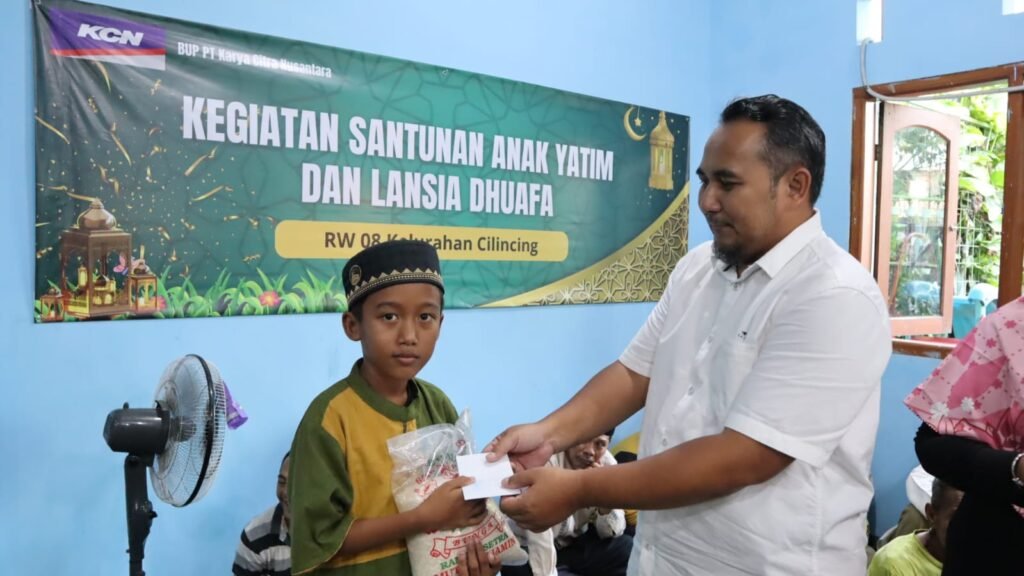 Portal Berita Indonesia dan Dunia Terkini Hari Ini, Update Harian Terbaru, Terlengkap, Tajam, Aktual dan Berimbang. Bukti keperdulian sesama Khususnya anak Yatim, PT KCN Berikan Santunan - Teropong Rakyat