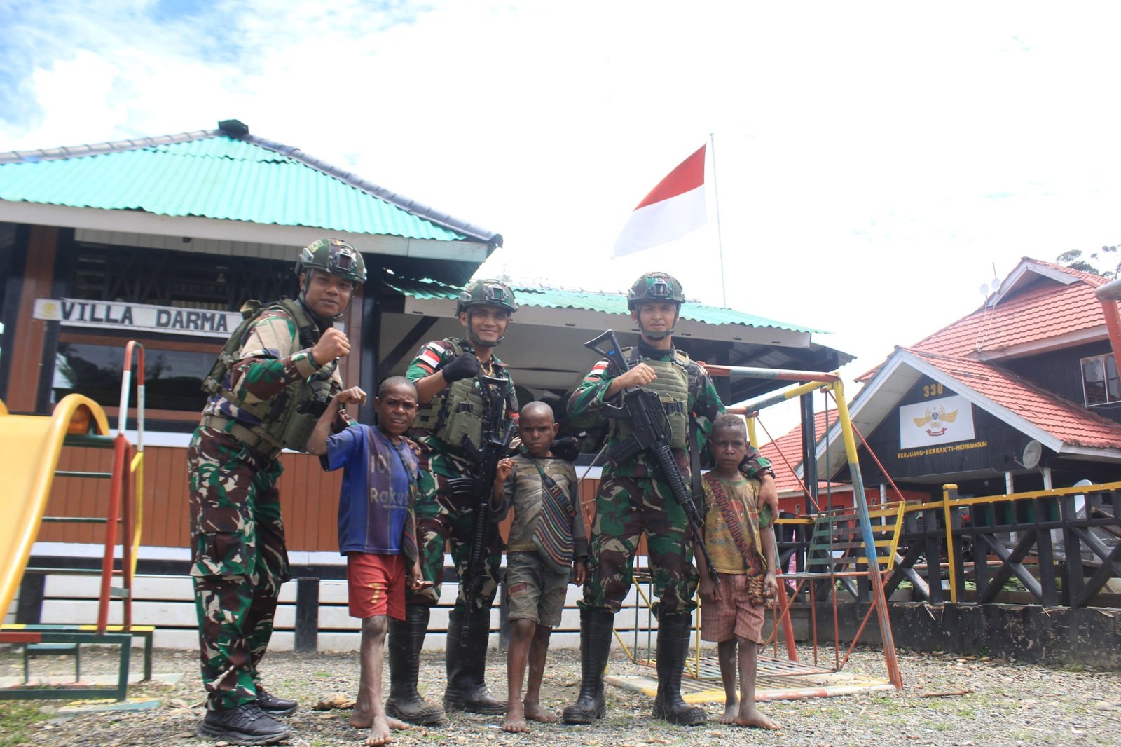 Satgas Yonif 509 Condromowo membangun kebersamaan dengan Masyarakat dan anak Papua. - TeropongRakyat.co