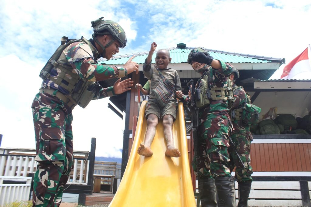 Satgas Yonif 509 Condromowo membangun kebersamaan dengan Masyarakat dan anak Papua. - Teropong Rakyat