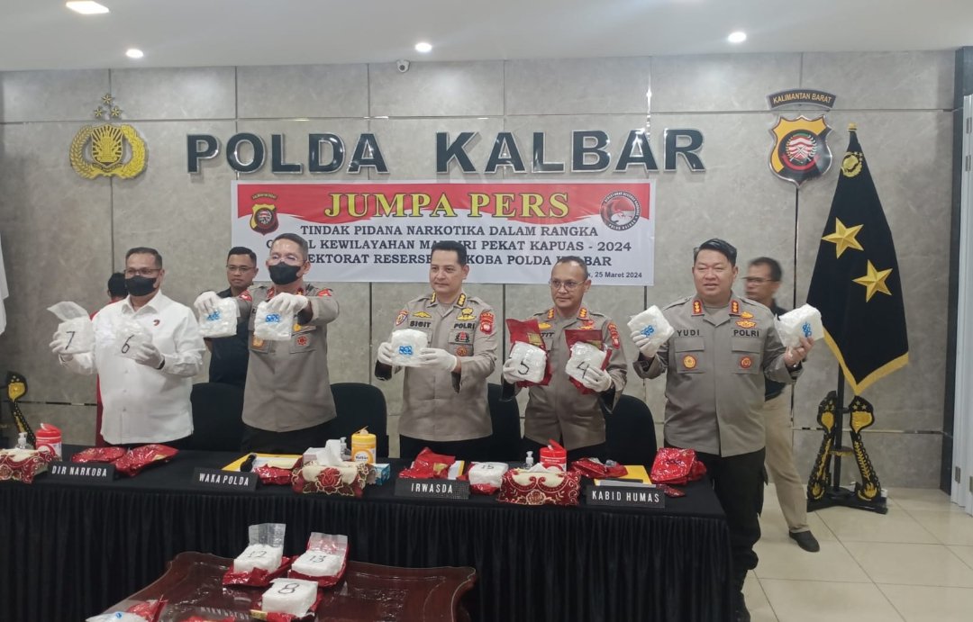 Polda Kalbar Gelar Jumpa Pers Penangkapan Pengedar Narkoba di Pontianak dengan Barang Bukti 15 Kg Sabu - Teropongrakyat.co