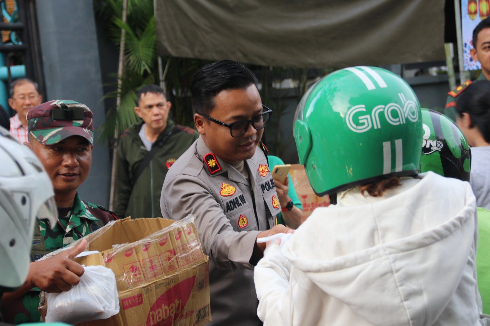 Harmoni Umat Beragama, Umat Nasrani Di Tamansari Bagikan 855 Paket Takjil Di Bulan Ramadhan* - Teropongrakyat.co