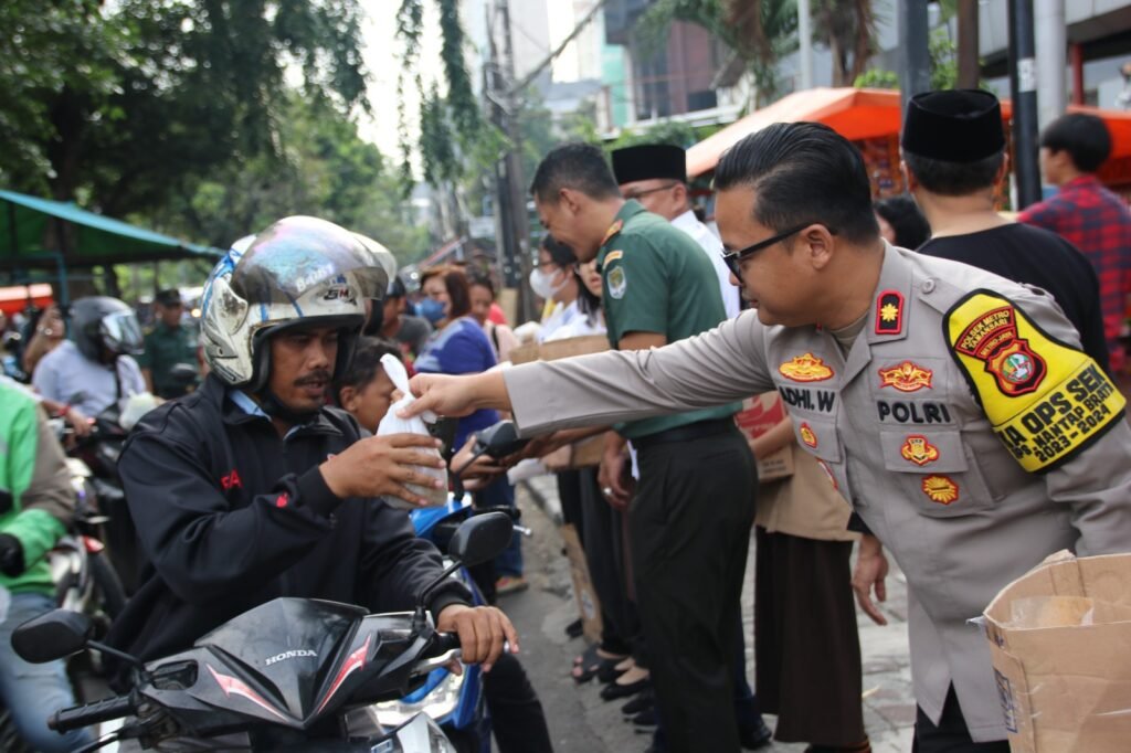 Harmoni Umat Beragama, Umat Nasrani Di Tamansari Bagikan 855 Paket Takjil Di Bulan Ramadhan* - Teropong Rakyat