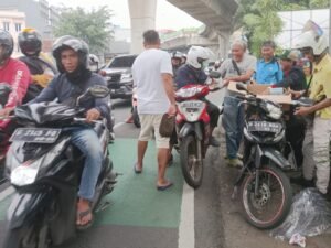 PEWARNA DKI Jakarta Berbagi Takjil di Kebayoran Baru, Jakarta Selatan - Teropongrakyat.co