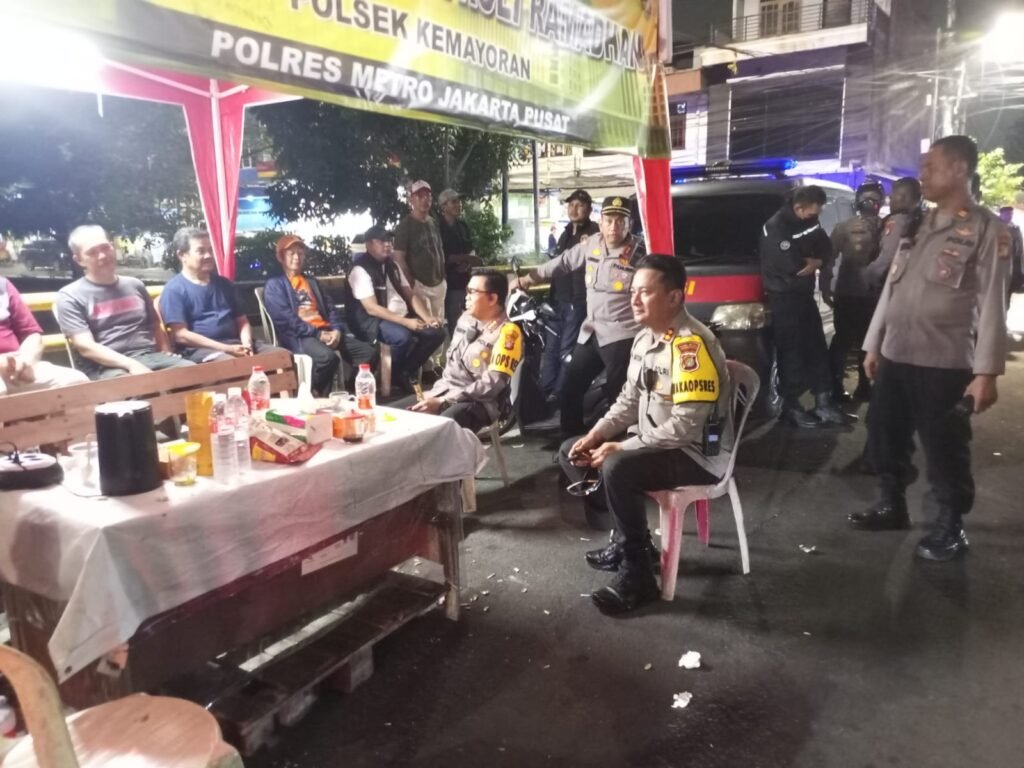Portal Berita Indonesia dan Dunia Terkini Hari Ini, Update Harian Terbaru, Terlengkap, Tajam, Aktual dan Berimbang. Begini Style Bermotor Kapolres Metro Jakpus Saat Patroli Ramadhan - Teropong Rakyat