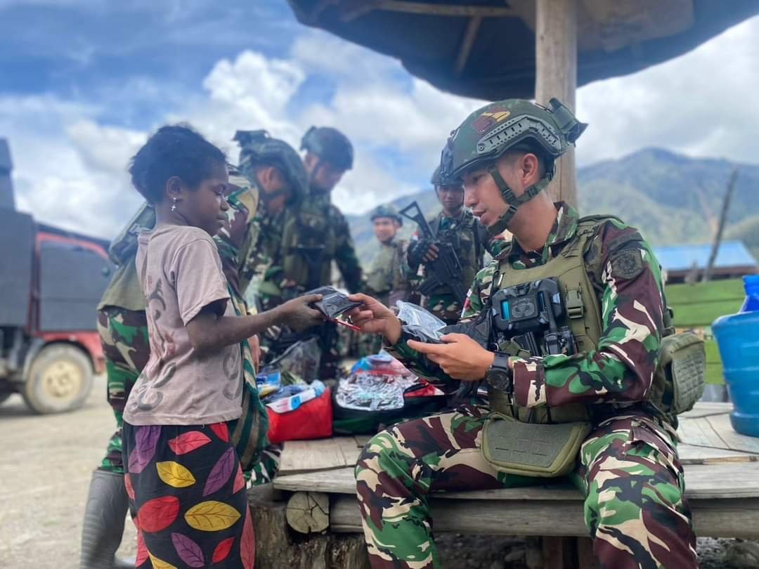 Prajurit Satgas Yonif 509 Kostrad Tersentuh Senym Manis Anak-anak Papua.