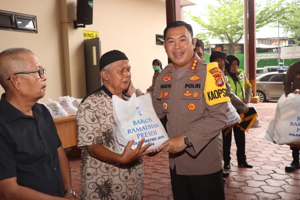 Bakti Sosial Ramadhan, Kapolres Metro Jakarta Pusat Bagikan 500 Paket Sembako - Teropong Rakyat