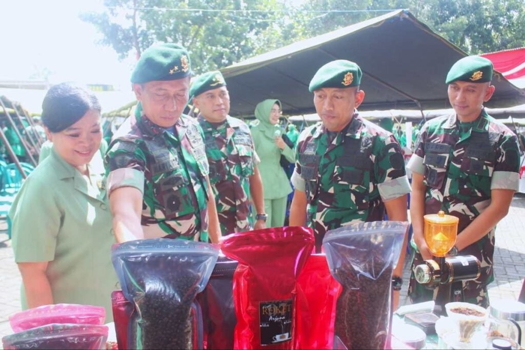 Portal Berita Indonesia dan Dunia Terkini Hari Ini, Update Harian Terbaru, Terlengkap, Tajam, Aktual dan Berimbang. Menarmed 2 Kostrad Ramaikan Event Bazar Bersama Masyarakat Kota Malang - Teropong Rakyat