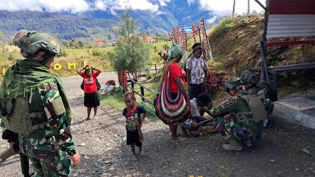 Portal Berita Indonesia dan Dunia Terkini Hari Ini, Update Harian Terbaru, Terlengkap, Tajam, Aktual dan Berimbang. Satgas Yonif 509 Kostrad Sapa Masyarakat Papua di Pos Holomama0 - Teropong Rakyat