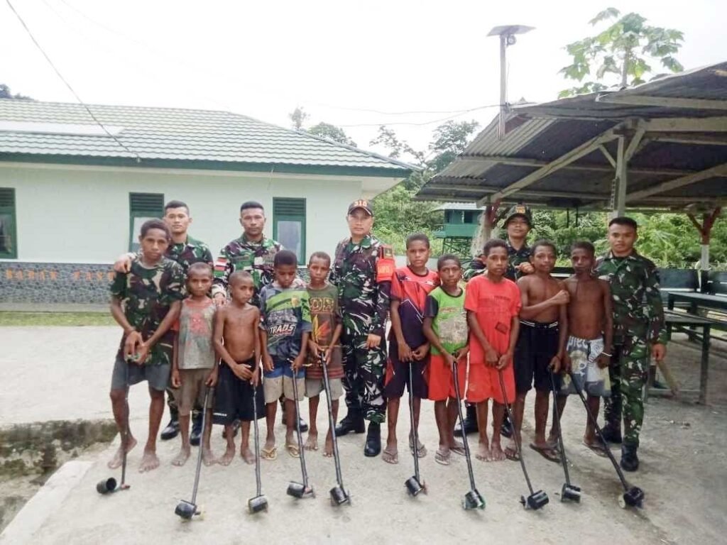Mainan Tradisional Satgas Yonif 310/KK Bawa Keceriaan Anak-anak Papua - Teropong Rakyat