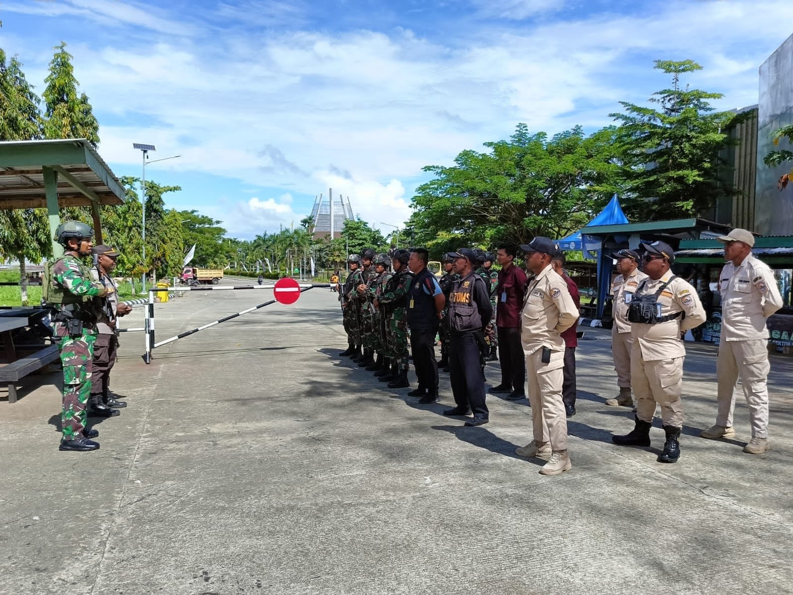 Tingkatkan Stabilitas Keamanan Dan Ketertiban, Satgas Yonif 122/TS Laksanakan Patroli Gabungan di Jalur Tidak Resmi - Teropong Rakyat