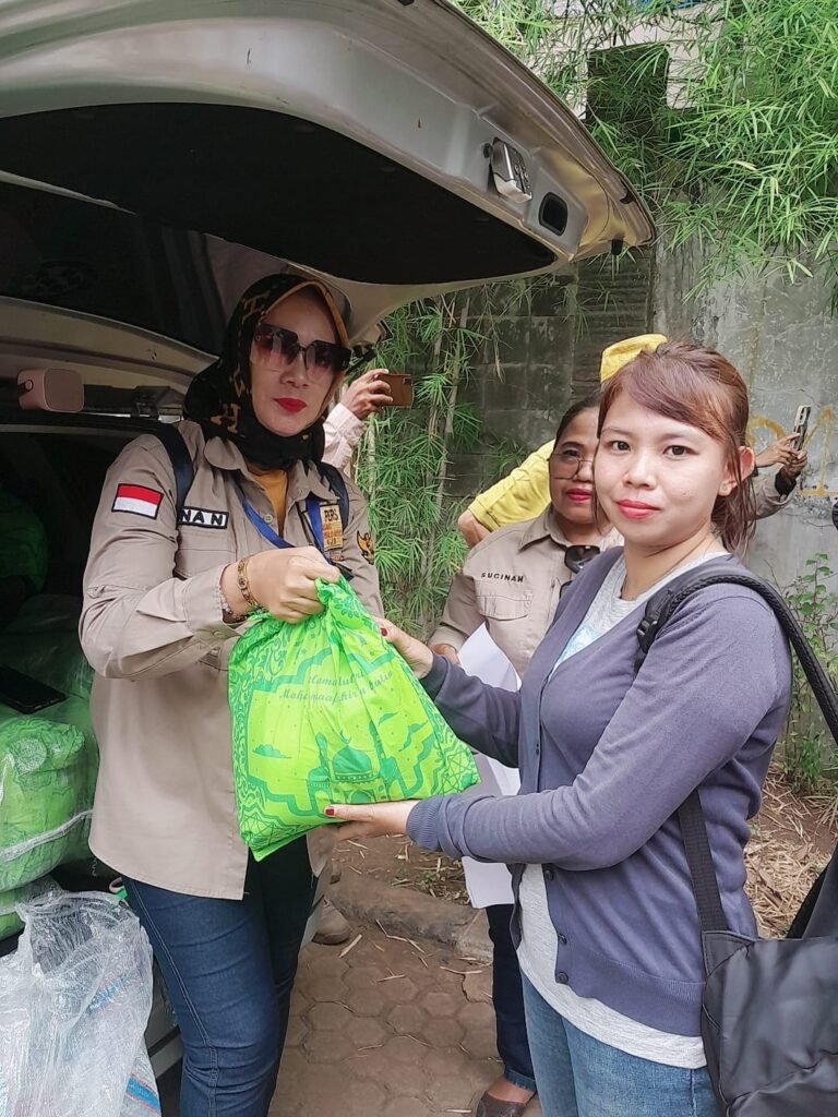Ketua Panitia Safari Ramadan Wartawan Jakarta Utara Peduli Berikan Paket Lebaran - Teropong Rakyat
