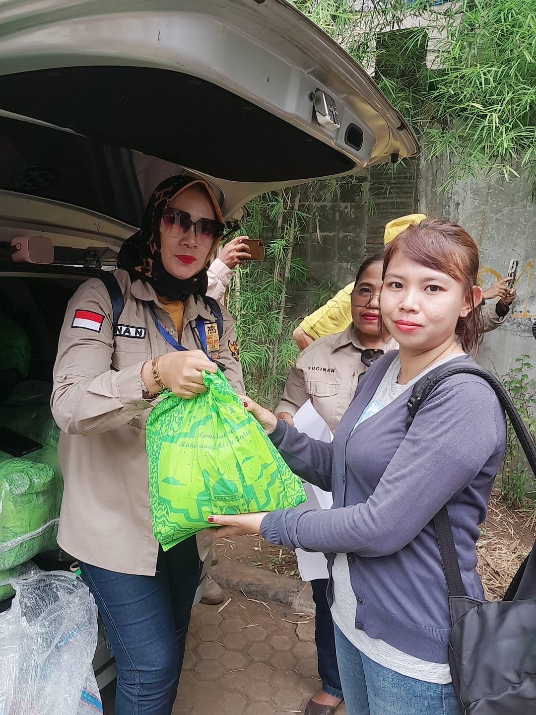 Ketua Panitia Safari Ramadan Wartawan Jakarta Utara Peduli Berikan Paket Lebaran