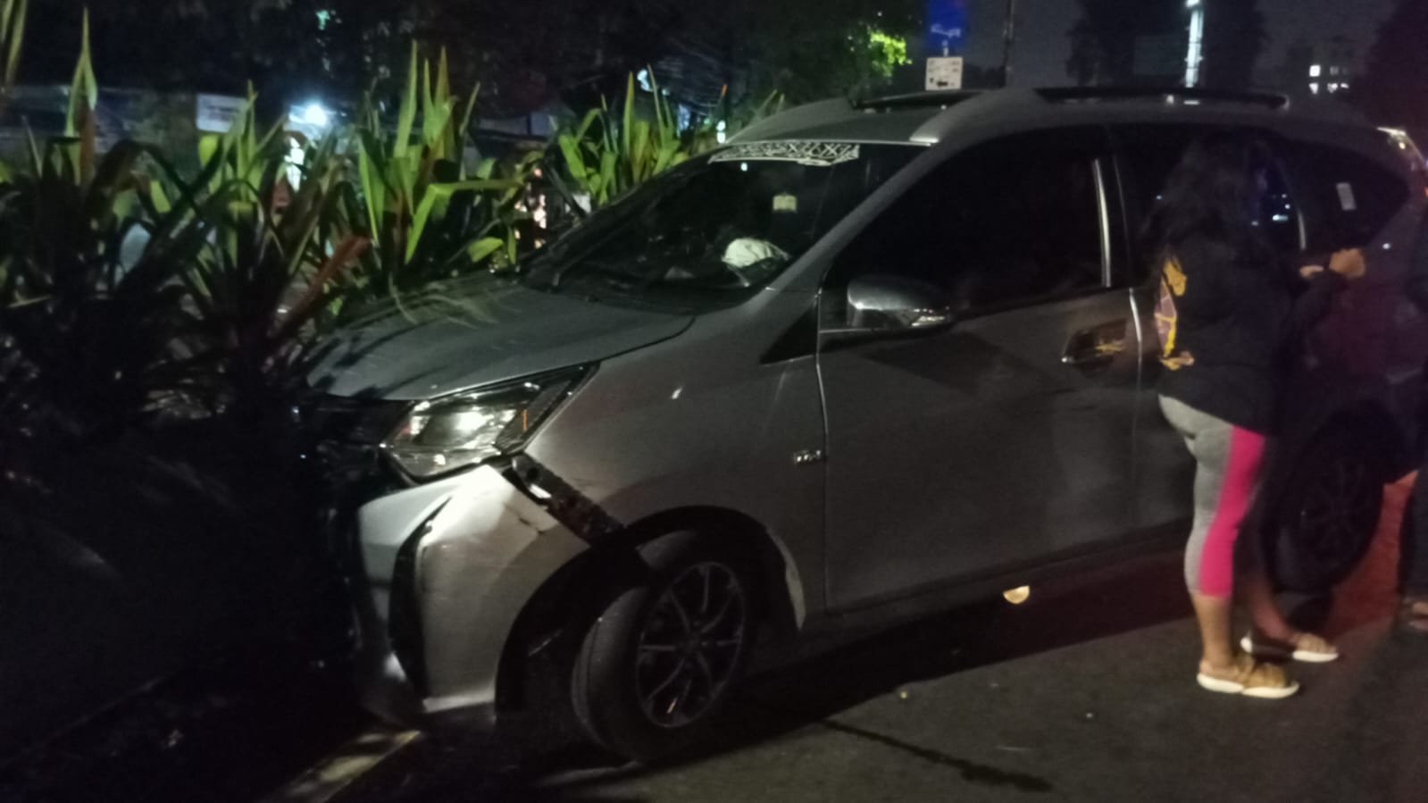 Diduga Mengantuk Mobil Avanza Tabrak Pot Pembatas Jalan di Jl. H. Benyamin Sueb Kemayoran Jakpus, Begini Kondisi Korbannya