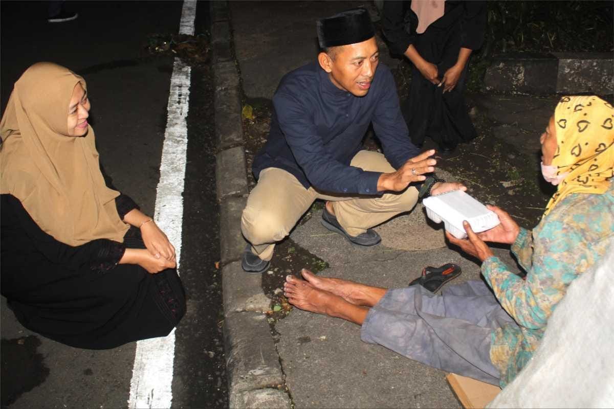 Sahur On The Road Danmenarmed 2 Kostrad, Trabas Gelapnya Malam Sambangi Warga - Teropong Rakyat
