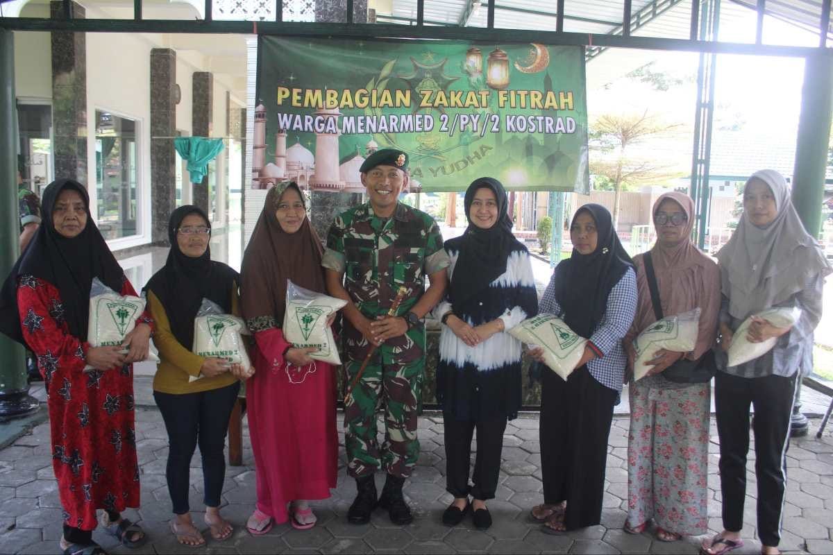 Menarmed 2 Kostrad Bagikan Zakat Fitrah Kepada Kaum Dhuafa Wilayah Sekitar Kota Malang