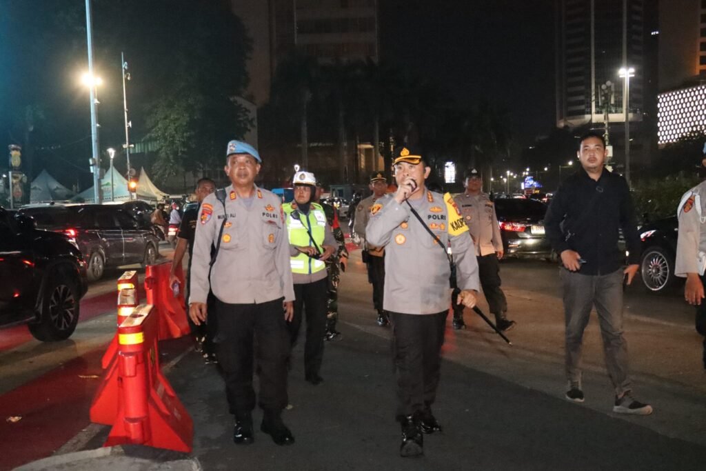 Portal Berita Indonesia dan Dunia Terkini Hari Ini, Update Harian Terbaru, Terlengkap, Tajam, Aktual dan Berimbang. Tertibkan Keamanan di Malam Takbiran, Begini Pesan Kapolres Metro Jakpus - Teropong Rakyat
