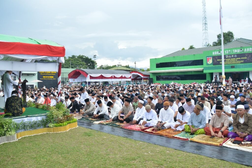Portal Berita Indonesia dan Dunia Terkini Hari Ini, Update Harian Terbaru, Terlengkap, Tajam, Aktual dan Berimbang. Sejarah Baru , Ribuan Masyarakat Tumpah Ruah Shalat Idul Fitri di Lapangan Makorem 132/Tdl - Teropong Rakyat