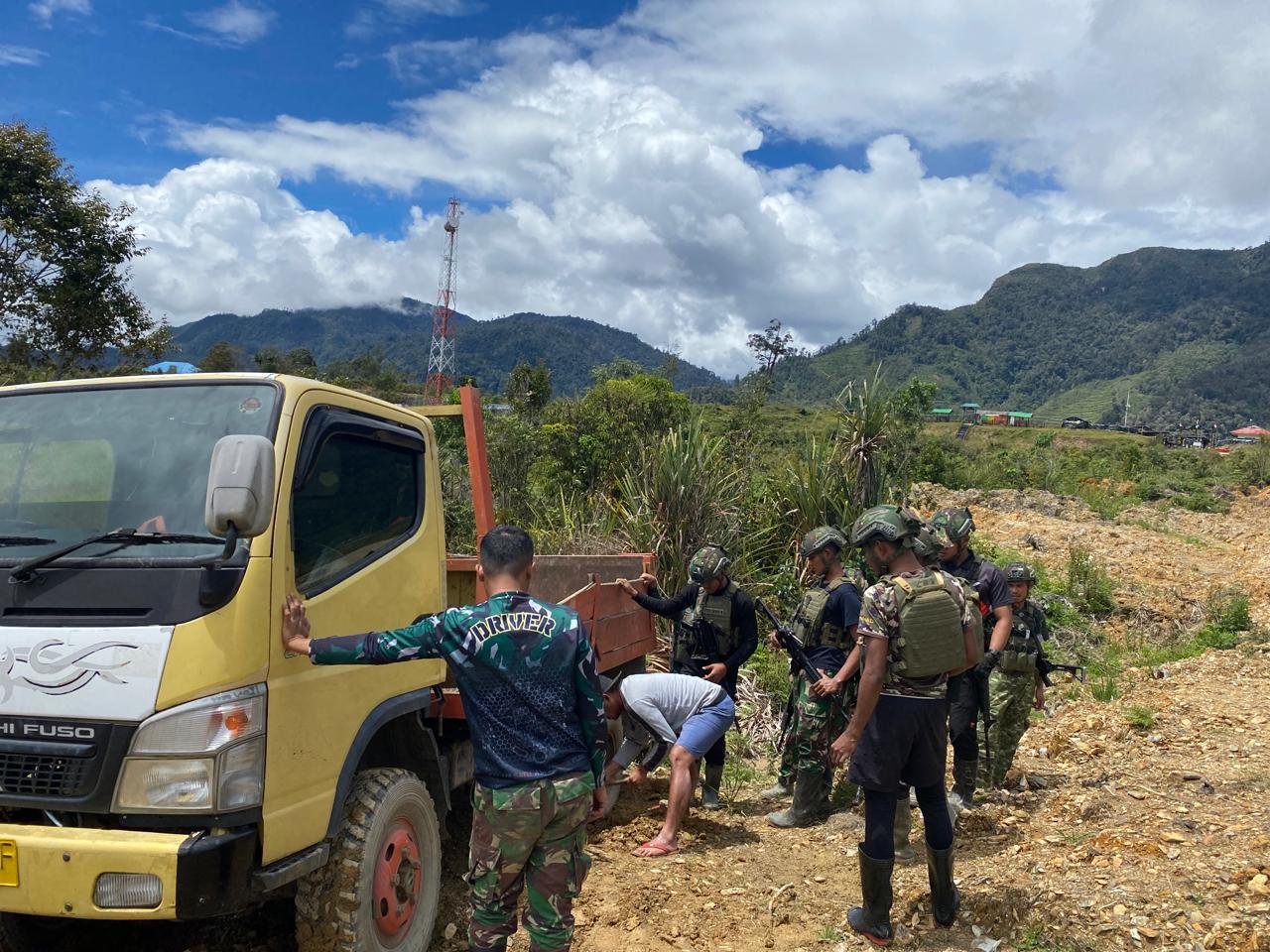 Satgas Yonif 509 Kostrad Gerak Cepat Bantu Truck Masyarakat Yang Ambles