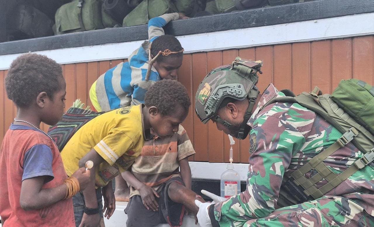 Pos Mamba Yonif 509 Kostrad Gelar Jumat berkah di Depan Pos