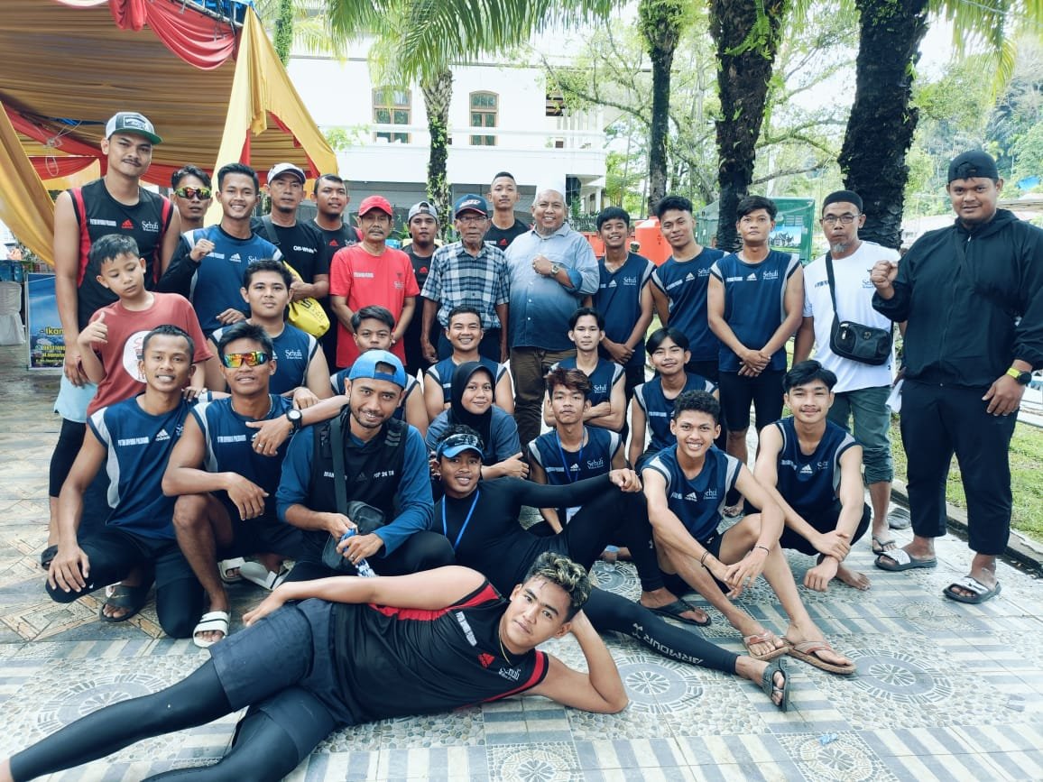 Putra Dayung Palinggam (PDP) Juara Umum Selaju Sampan Festival Rakyat Muaro Padang 2024